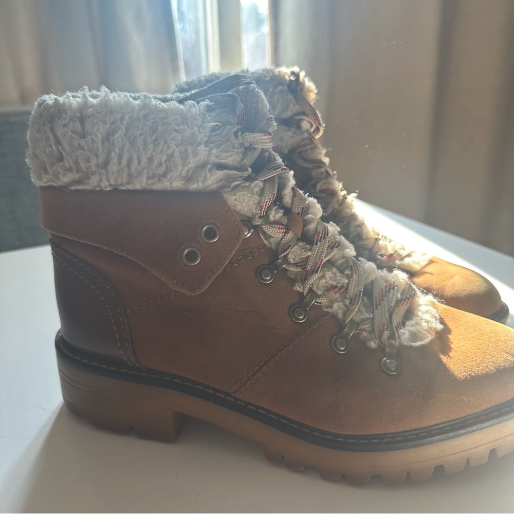 Women’s size 9 hiker boots brown faux fur snow lace up‎ time and tru outdoor